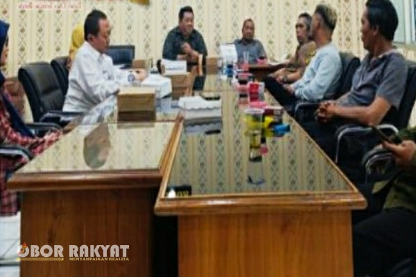 Situbondo, Obor Rakyat – Sejumlah aktivis mendatangi Kantor DPRD Kabupaten Situbondo pada Rabu (9/7/2025) untuk menyuarakan kekecewaan mereka terhadap kinerja Pemerintah Kabupaten (Pemkab) Situbondo, khususnya terkait rendahnya daya serap belanja anggaran tahun 2025.