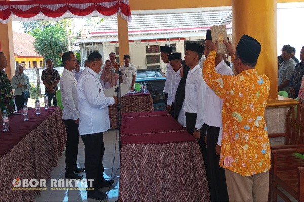 Jember, Obor Rakyat – Pemerintah Desa (Pemdes) Petung, Kecamatan Bangsalsari, Kabupaten Jember, resmi melantik dan mengambil sumpah jabatan lima perangkat desa baru dalam sebuah prosesi yang berlangsung pada Rabu (9/7/2025) pukul 09.00 WIB di Pendopo Balai setempat.