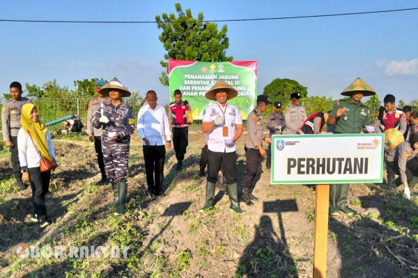 Situbondo, Obor Rakyat – Dalam rangka mendukung program prioritas Presiden Prabowo Subianto yang dikenal dengan Asta Cita, khususnya poin kedua mengenai penguatan sistem pertahanan dan ketahanan pangan nasional, jajaran Perum Perhutani turut ambil bagian dalam kegiatan penanaman jagung serentak kuartal III tahun 2025 yang digelar oleh Polres Situbondo, Rabu (9/7/2025).