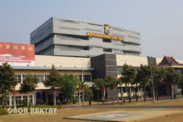 Surabaya, Obor Rakyat – Komisi Pemberantasan Korupsi (KPK) memeriksa Gubernur Jawa Timur Khofifah Indar Parawansa sebagai saksi dalam kasus dugaan korupsi dana hibah untuk Kelompok Masyarakat (Pokmas), Kamis (10/7/2025).