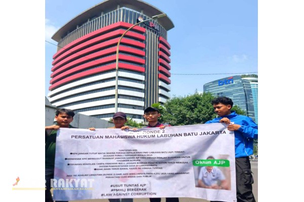 Jakarta, Obor Rakyat - Puluhan mahasiswa yang tergabung dalam Persatuan Mahasiswa Hukum Labuhan Batu Jakarta (PMHLJ) kembali menggelar aksi demonstrasi di depan Gedung Komisi Pemberantasan Korupsi (KPK) RI, Jakarta, Kamis (10/7/2025).