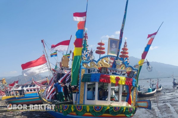 Situbondo, Obor Rakyat – Tradisi petik laut kembali digelar meriah oleh nelayan pesisir Penarukan, Situbondo, Jawa Timur, Rabu malam (9/7/2025).