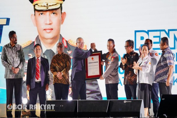 Jakarta, Obor Rakyat - Kapolri Jenderal Listyo Sigit Prabowo menerima penghargaan dari International Trade Union Confederation-Asia Pacific (ITUC-AP) atas dedikasinya dalam memberikan perlindungan terhadap buruh di Indonesia.