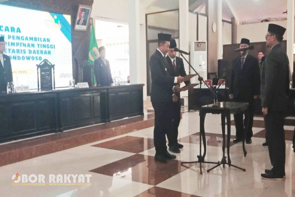Bondowoso, Obor Rakyat - Fathur Rozi resmi dilantik sebagai Sekretaris Daerah (Sekda) Kabupaten Bondowoso oleh Bupati Bondowoso, Abdul Hamid Wahid dalam upacara khidmat yang digelar di Pendopo Raden Bagus Asra Ki Ronggo, Jumat (11/7/2025).