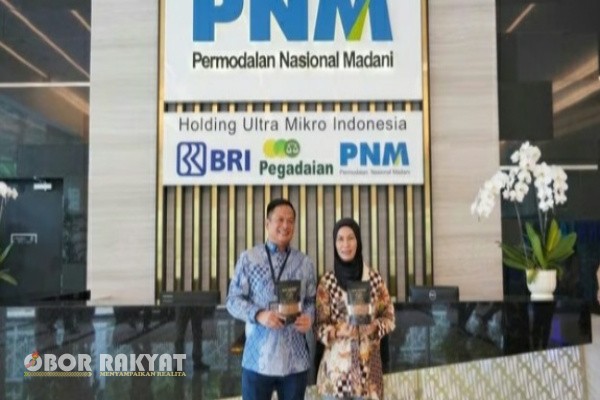Jakarta, Obor Rakyat - Di tengah tekanan ekonomi global yang memukul daya beli masyarakat, sektor ekonomi mikro di Indonesia justru menunjukkan ketangguhannya. PT Permodalan Nasional Madani (PNM) melalui program Membina Ekonomi Keluarga Sejahtera (Mekaar) terus memainkan peran strategis dalam memperkuat ketahanan usaha ultra mikro dan menggerakkan ekonomi keluarga prasejahtera.