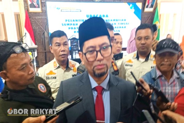 Bondowoso, Obor Rakyat - Fathur Rozi resmi menjabat sebagai Sekretaris Daerah (Sekda) Kabupaten Bondowoso usai dilantik langsung oleh Bupati Abdul Hamid Wahid di Pendopo Raden Bagus Asra, Jumat (11/7/2025).