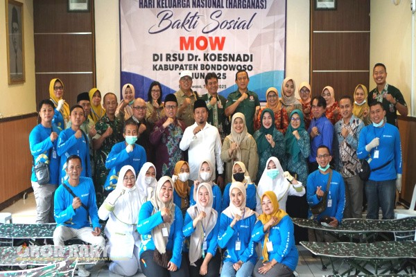 Bondowoso, Obor Rakyat — RSUD dr. Koesnadi Bondowoso memberikan edukasi kepada masyarakat terkait prosedur Metode Operasi Wanita (MOW) sebagai salah satu pilihan kontrasepsi permanen bagi perempuan. Penjelasan ini disampaikan langsung oleh Direktur Utama RSUD Koesnadi, Yus Priyatna, pada Sabtu (12/7/2025), di sela kegiatan pelayanan kesehatan di rumah sakit tersebut.