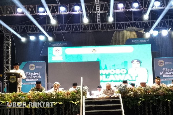 Bondowoso, Obor Rakyat — Festival Muharram 1447 Hijriyah di Kabupaten Bondowoso resmi ditutup oleh Wakil Bupati (Wabup) As’ad Yahya Syafi’i, Sabtu malam (12/7/2025).
