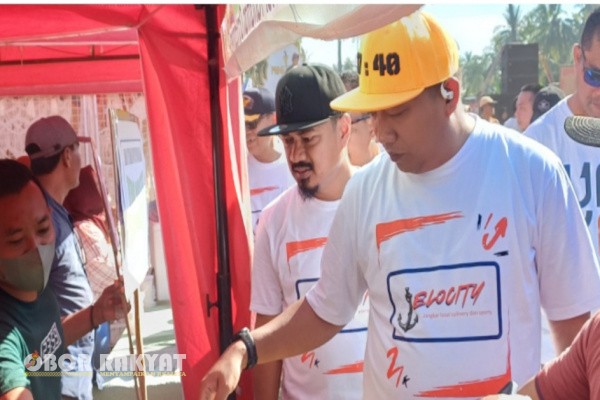 Situbondo, Obor Rakyat — Bupati Situbondo Yusuf Rio Wahyu Prayogo atau yang akrab disapa Mas Rio, meresmikan kegiatan Jangkar Local Culinary and Sporty (Jelocity) di Lapangan Sepak Bola Desa Agel, Kecamatan Jangkar, Minggu (13/7/2025).