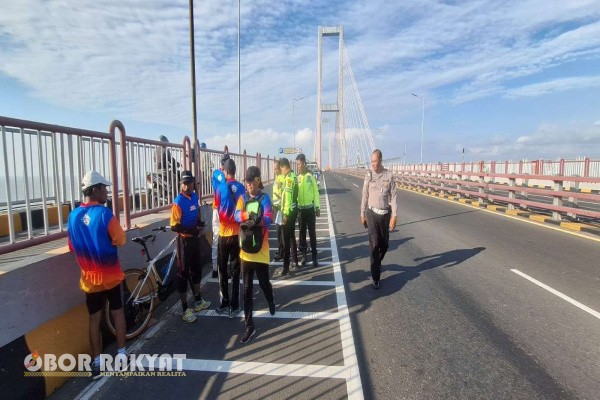 Surabaya, Obor Rakyat — Kecelakaan maut terjadi di Jembatan Suramadu, Minggu pagi (13/7/2025). Seorang pesepeda bernama Taufik Hidayat (57), warga Desa Banyuajuah, Kecamatan Kamal, Bangkalan, meninggal dunia setelah ditabrak sebuah mobil pick up saat melintas di jalur cepat roda empat (R4).