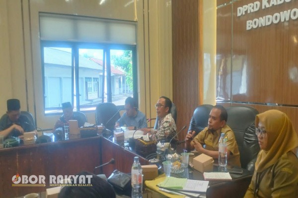 Bondowoso, Obor Rakyat — Komisi III DPRD Bondowoso memfasilitasi hearing bersama Komite Olahraga Nasional Indonesia (KONI) dan Dinas Pariwisata, Kebudayaan, Pemuda, dan Olahraga (Disparbudpora) Kabupaten Bondowoso, Senin (14/7/2025).