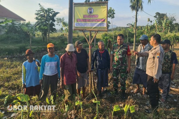 Bondowoso, Obor Rakyat — Polsek Tenggarang, Polres Bondowoso, melakukan patroli dan memberikan teguran kepada anak-anak yang bermain layangan di area persawahan Desa Sumber Salam, Kecamatan Tenggarang, Senin (14/7/2025).