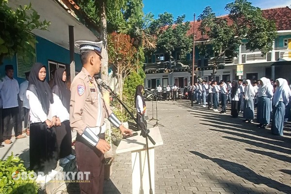 Bondowoso, Obor Rakyat – Satuan Lalu Lintas (Satlantas) Polres Bondowoso terus mengintensifkan edukasi keselamatan berkendara kepada pelajar. Senin (14/7/2025), Aiptu Eko Setyo Budi C., S.H., selaku Ps. Kanit Kamsel Satlantas Polres Bondowoso, bertindak sebagai Inspektur Upacara di MTs Nurul Hidayah, Desa Koncer Kidul, Kecamatan Tenggarang, dalam rangka sosialisasi Operasi Patuh Semeru 2025.