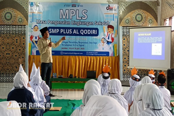 Jember, Obor Rakyat – Upaya memberantas penyalahgunaan narkoba dan judi online di kalangan pelajar terus digencarkan. Polsek Patrang bekerja sama dengan SMP Plus Al Qodri Jember menggelar sosialisasi pencegahan narkoba dan judi online kepada siswa-siswi baru, Selasa (15/7/2025) pagi.