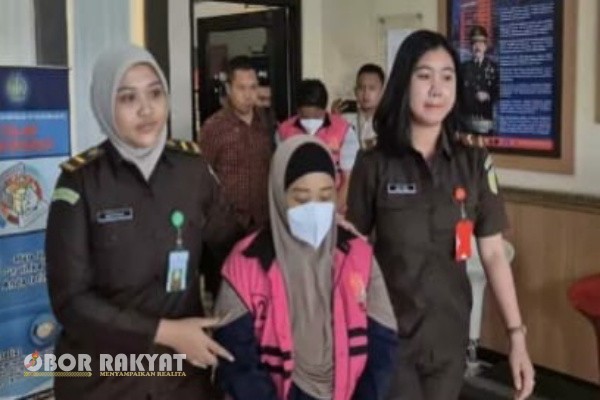 Bondowoso, Obor Rakyat — Kejaksaan Negeri (Kejari) Bondowoso kembali menetapkan dua tersangka baru dalam kasus tindak pidana korupsi penyimpangan penyaluran dana Kredit Usaha Rakyat (KUR) di BRI Unit Tapen. Kedua tersangka berinisial AS dan AG, yang masing-masing berasal dari pihak swasta dan aparatur sipil negara (ASN).