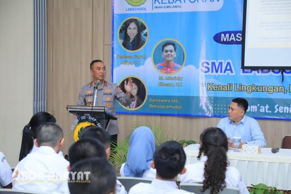 Jakarta, Obor Rakyat — Kepala Divisi Humas Polri Irjen Pol. Sandi Nugroho memberikan kuliah umum kepada siswa-siswi SMA Labschool Kebayoran dalam rangka Masa Pengenalan Lingkungan Sekolah (MPLS), Selasa (15/7/2025).