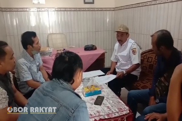 Jember, Obor Rakyat — Kasus sengketa tanah di Dusun Sumber Lanas, Desa Harjomulyo, Kecamatan Silo, Kabupaten Jember yang melibatkan Sumaini dan Munawaroh belum menemukan titik terang sejak bergulir pada 2019 silam. Mediasi yang sudah berulang kali dilakukan di tingkat desa hingga kecamatan tak juga membuahkan hasil, bahkan berujung saling lapor ke pihak berwenang.