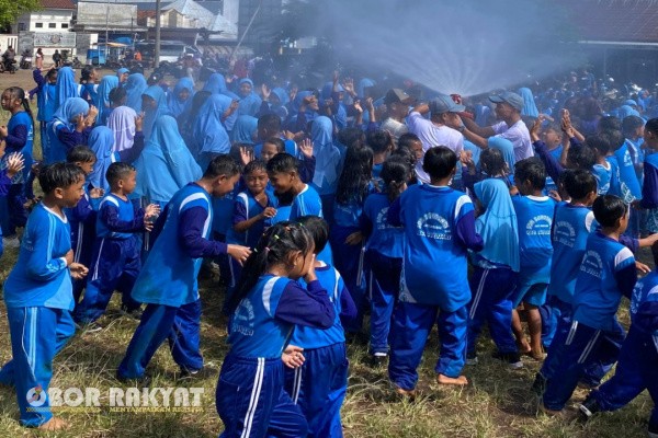 Bondowoso, Obor Rakyat — Satuan Polisi Pamong Praja (Satpol PP) dan Pemadam Kebakaran (Damkar) Kabupaten Bondowoso menggelar sosialisasi edukasi proteksi kebakaran di lapangan SD Negeri Sukosari 1, Kecamatan Sukosari, Kamis (17/7/2025).