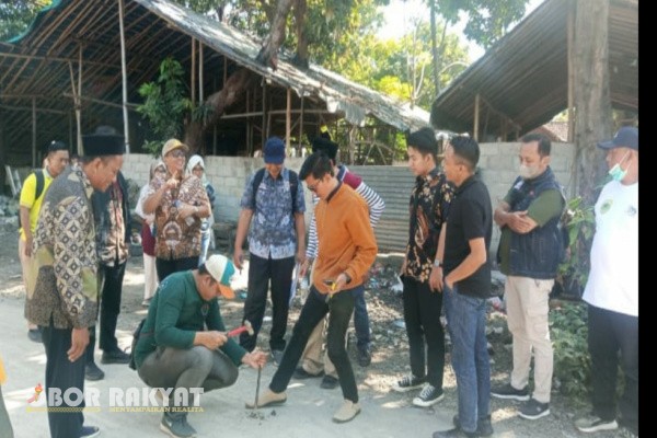 Bondowoso, Obor Rakyat — Kejaksaan Negeri (Kejari) bersama Pemerintah Kabupaten (Pemkab) Bondowoso melakukan inspeksi langsung ke lokasi proyek pengaspalan jalan yang diduga bermasalah di Desa Ramban Kulon, Kecamatan Cermee, Bondowoso, Jumat (18/7/2025).