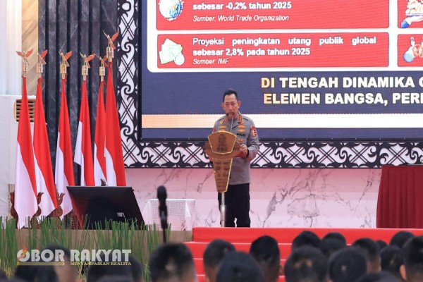 Jakarta, Obor Rakyat – Kapolri Jenderal Polisi Drs. Listyo Sigit Prabowo memberikan pembekalan langsung kepada 2.000 Calon Perwira Remaja (Capaja) TNI-Polri di Mabes TNI, Cilangkap, Jakarta Timur, Jumat (18/7/2025). Kegiatan ini menjadi bagian dari rangkaian menjelang Upacara Prasetya Perwira (Praspa) yang akan digelar pada 23 Juli 2025 mendatang.