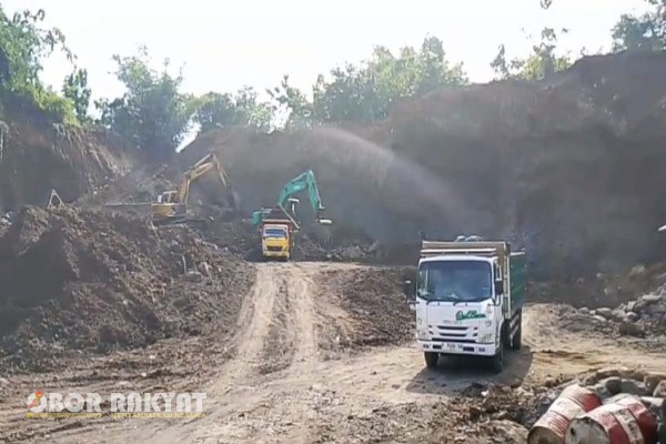 Bondowoso, Obor Rakyat – Aktivitas tambang galian C yang diduga ilegal beroperasi di kawasan Dam Gembleng, Desa Aliyan, Kecamatan Rogojampi, Banyuwangi, menjadi sorotan.