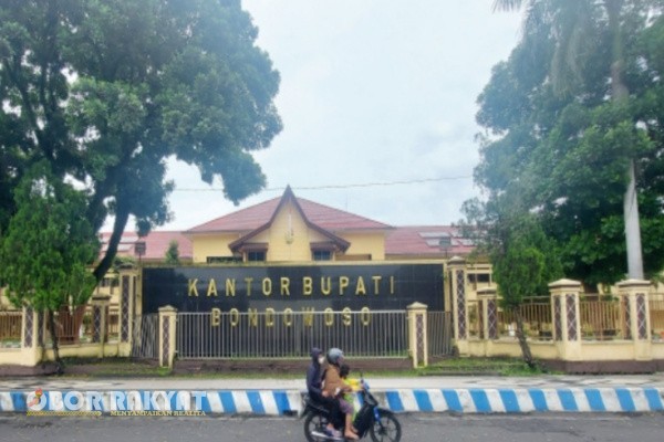 Bondowoso, Obor Rakyat – Seorang aktivis senior di Bondowoso, Sudaryanto mendesak Bupati Abdul Hamid Wahid Hasyim dan Sekretaris Daerah (Sekda) Fathur Rozi untuk segera memerintahkan Asisten I Sekretariat Daerah (Setda) turun langsung ke kecamatan guna melakukan pembinaan terhadap para camat.