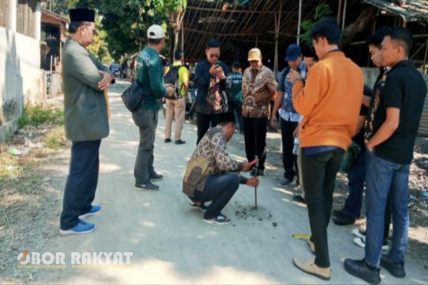 Bondowoso, Obor Rakyat – Pemerintah Kabupaten (Pemkab) Bondowoso membentuk tim gabungan untuk melakukan inspeksi mendadak (sidak) terhadap proyek pengaspalan jalan desa yang diduga bermasalah di Desa Ramban Kulon, Kecamatan Cermee, Jumat (18/7/2025).