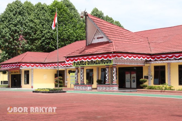 Simalungun, Obor Rakyat – Kepolisian Resor (Polres) Simalungun secara tegas membantah tudingan kriminalisasi terhadap Helarius Gultom yang dilayangkan oleh Himpunan Mahasiswa Islam (HMI) Sumatera Utara. Polres memastikan bahwa seluruh tahapan penanganan kasus dugaan pengancaman dilakukan sesuai prosedur hukum yang berlaku.