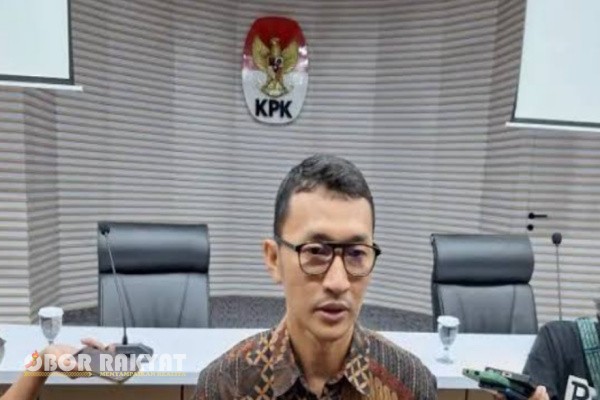 Jakarta, Obor Rakyat – Komisi Pemberantasan Korupsi (KPK) menyatakan tengah melakukan koordinasi ulang dengan Kejaksaan Agung (Kejagung) terkait rencana pemeriksaan terhadap Kepala Kejaksaan Negeri (Kajari) Mandailing Natal, Muhammad Iqbal, dalam kasus dugaan korupsi proyek pembangunan jalan di Sumatera Utara senilai Rp231,8 miliar.