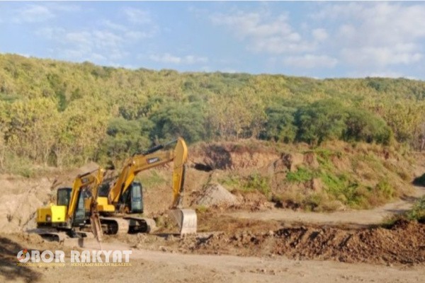 Situbondo, Obor Rakyat – Kepolisian Daerah Jawa Timur (Polda Jatim) melakukan penggerebekan terhadap lokasi tambang pasir yang diduga ilegal di Desa Bugeman, Kecamatan Kendit, Kabupaten Situbondo, Jawa Timur. Aksi ini dilakukan menyusul laporan masyarakat terkait aktivitas pertambangan yang dianggap meresahkan dan merusak lingkungan.