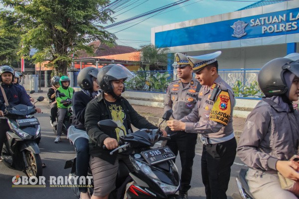 Jember, Obor Rakyat – Satuan Lalu Lintas (Satlantas) Polres Jember memiliki cara unik dan simpatik dalam menggelar Operasi Patuh Semeru 2025. Tidak hanya fokus pada penegakan hukum, petugas juga membagikan coklat kepada para pengendara yang patuh terhadap aturan lalu lintas, sebagai bentuk apresiasi dan edukasi keselamatan berkendara.
