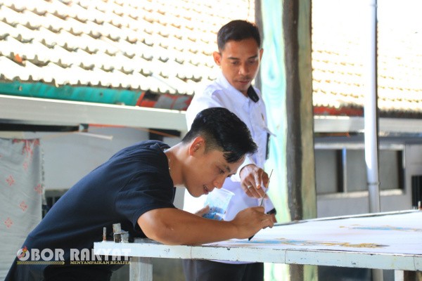 Banyuwangi, Obor Rakyat – Produk kain batik hasil karya warga binaan Lembaga Pemasyarakatan (Lapas) Kelas IIA Banyuwangi terus mencuri perhatian. Hingga kini, sebanyak 688 lembar kain Batik Jeruji telah berhasil diproduksi dan didistribusikan guna memenuhi pesanan dari Paguyuban Ibu-Ibu Pemasyarakatan (PIPAS) Jawa Timur.