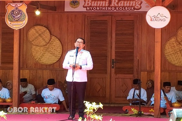Bondowoso, Obor Rakyat – Pemerintah Kabupaten (Pemkab) Bondowoso kembali menegaskan komitmennya dalam pelestarian budaya lokal. Melalui Dinas Pariwisata, Budaya, dan Olahraga (Disparbudpora), Desa Sumber Wringin, Kecamatan Sumber Wringin, resmi dicanangkan sebagai Desa Budaya ke-8 tahun 2025, pada Rabu (23/7/2025).