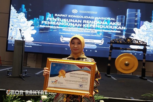 Bondowoso, Obor Rakyat – Kabupaten Bondowoso, Jawa Timur, kembali mencatatkan prestasi membanggakan di kancah nasional dengan berhasil meraih Juara 2 Nasional dalam Pengelolaan Sekolah Siaga Kependudukan (SSK) terbaik.