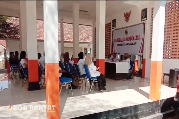 Jember, Obor Rakyat – Kegiatan pembinaan administrasi kependudukan (adminduk) yang diselenggarakan Dinas Kependudukan dan Pencatatan Sipil (Dispendukcapil) Kabupaten Jember di Kecamatan Pakusari pada Rabu (23/7/2025), diwarnai rendahnya kehadiran para kepala desa (Kades).