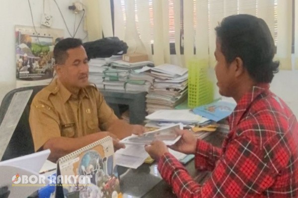 Jember, Obor Rakyat – Dalam rangka meningkatkan produktivitas pertanian dan menekan biaya operasional para petani, Dinas Tanaman Pangan, Hortikultura, dan Perkebunan (DTPHP) Kabupaten Jember terus menggencarkan penyaluran rekomendasi solar subsidi bagi petani pemilik alat dan mesin pertanian (alsintan).