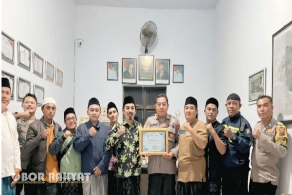 Bondowoso, Obor Rakyat – Pemerintah Desa (Pemdes) Grujugan Kidul, Kecamatan Grujugan, Kabupaten Bondowoso meluncurkan inovasi keamanan lingkungan berbasis kearifan lokal bertajuk “Kampung Seribu Kentongan”, Rabu (23/7/2025). Dalam program ini, setiap rumah warga mendapat satu kentongan sebagai alat komunikasi darurat dan penanda situasi genting.
