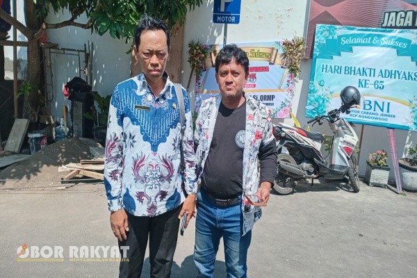 Bondowoso, Obor Rakyat – Kepala Desa (Kades) Wonosari, Kecamatan Grujugan, Henus Marzuki, dipanggil penyidik Kejaksaan Negeri (Kejari) Bondowoso untuk memberikan keterangan sebagai saksi dalam perkara dugaan tindak pidana korupsi kredit fiktif di BRI Unit Tapen, Kamis (24/7/2025).