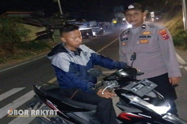 Simalungun, Obor Rakyat – Dalam upaya menjaga keamanan dan ketertiban masyarakat, lima personel Polsek Dolok Pardamean melaksanakan patroli Blue Light dan operasi pemberantasan geng motor di Jalan Lintas Simarjarunjung, Nagori Parik Sabungan, Kecamatan Dolok Pardamean, Kabupaten Simalungun, pada Kamis malam (24/7/2025).
