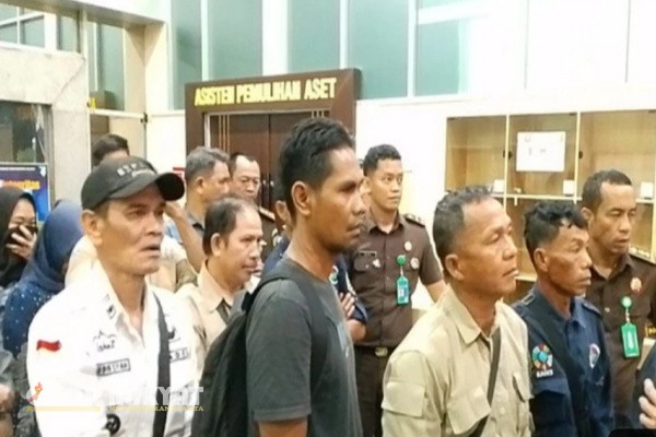 Sumatra selatan, Obor Rakyat – Para Kepala Desa (Kades) dan Camat dari Kecamatan Pagar Gunung, Kabupaten Lahat, Provinsi Sumatera Selatan, terjaring operasi tangkap tangan (OTT) oleh tim Kejaksaan Negeri (Kejari) Lahat, Kamis (24/7/2025) malam.