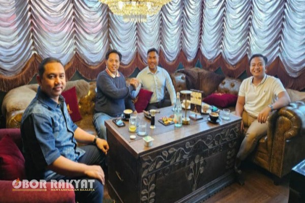 Situbondo, Obor Rakyat – Pendiri dan pemilik Bandar Laut Dunia Grup (BALAD Grup) sekaligus ALI Investment Pte Ltd Singapore, HRM Khalilur R Abdullah Sahlawiy, menyampaikan pesan inspiratif soal strategi membangun bisnis berskala global. Dalam unggahan terbarunya, Khalilur menegaskan bahwa kekuatan utama dalam bisnis bukanlah jaringan, melainkan peningkatan kualitas internal diri dan perusahaan.