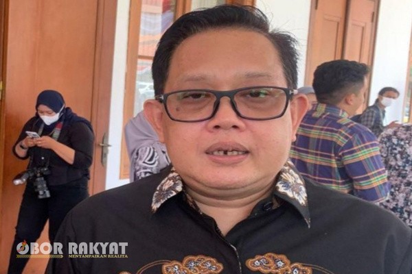 Surabaya, Obor Rakyat – Pemerintah Provinsi Jawa Timur tengah menggodok aturan khusus terkait penggunaan sound horeg yang kerap digunakan dalam berbagai hajatan masyarakat di sejumlah kabupaten/kota. Aturan tersebut ditegaskan tidak bersifat pelarangan, melainkan pengaturan agar tidak menimbulkan gangguan di masyarakat.