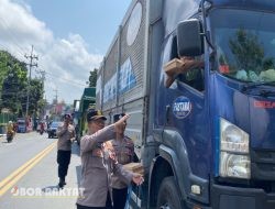 Polresta Banyuwangi Bagikan Ratusan Nasi Kotak kepada Sopir Truk di Jalur Pelabuhan Ketapang