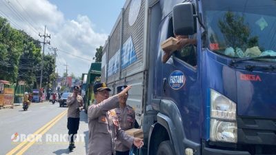 Polresta Banyuwangi Bagikan Ratusan Nasi Kotak kepada Sopir Truk di Jalur Pelabuhan Ketapang