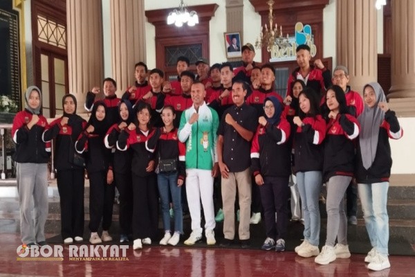Bondowoso, Obor Rakyat – Pemerintah Kabupaten (Pemkab) Bondowoso kembali menunjukkan komitmennya dalam mengangkat olahraga tradisional dengan mengirimkan kontingen cabang olahraga Hadang atau Gobak Sodor ke ajang Festival Olahraga Masyarakat Nasional (Fornas) VIII yang digelar di Nusa Tenggara Barat (NTB).