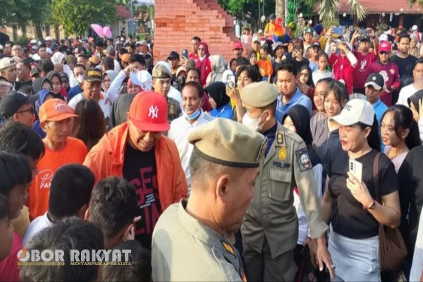 Situbondo, Obor Rakyat – Ribuan warga tumpah ruah mengikuti Jalan Sehat Marongghi yang digelar Komunitas Oreng Cengkal Pacaca'ann Sara (KoCeng Pasar), Minggu (27/7/2025), di depan Pendopo Kabupaten Situbondo.