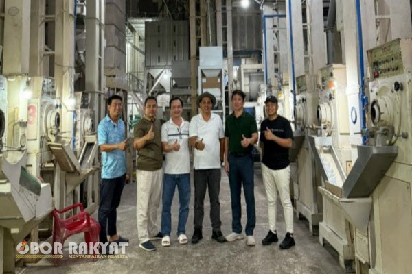 Situbondo, Obor Rakyat – Putra daerah asli Situbondo, Jawa Timur, HRM Khalilur R. Ab Sahlawiy, atau yang akrab disapa Jhi Lilur, menyoroti tingginya harga beras berkualitas terbaik di Indonesia yang kini mencapai Rp18.000 hingga Rp20.000 per kilogram.