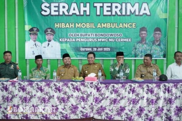 Bondowoso, Obor Rakyat – Pemerintah Kabupaten (Pemkab) Bondowoso menyerahkan satu unit mobil ambulans kepada Majelis Wakil Cabang Nahdlatul Ulama (MWCNU) Cermee pada Senin (28/7/2025).