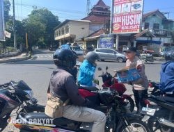 Polres Bondowoso Bagikan Air Minum Gratis ke Warga yang Antre BBM di SPBU Tamansari