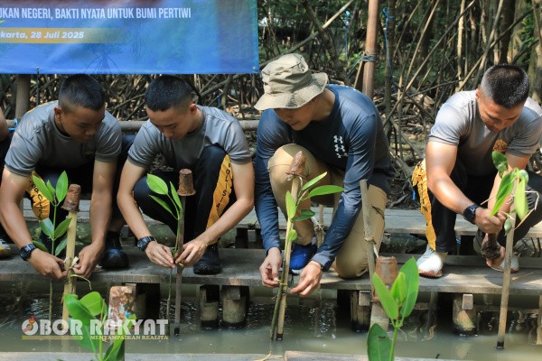 Jakarta, Obor Rakyat – Sebanyak sebelas Taruna Akademi Kepolisian (Akpol) menggelar aksi nyata kepedulian terhadap lingkungan dengan menanam 100 pohon bakau di kawasan Taman Wisata Alam (TWA) Angke Kapuk, Penjaringan, Jakarta Utara, pada Senin (28/7/2025) pukul 09.00 WIB.